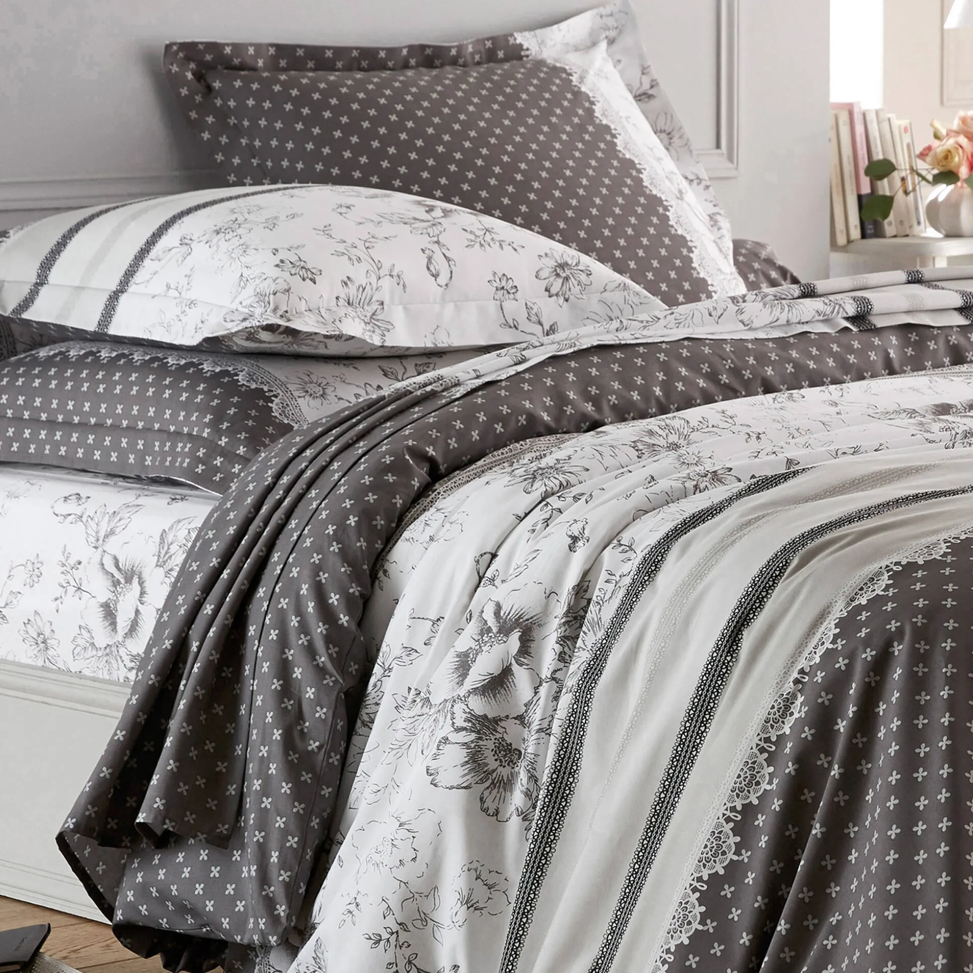 Bedlinnen Gabrielle in flanel met bloemenprint en kant