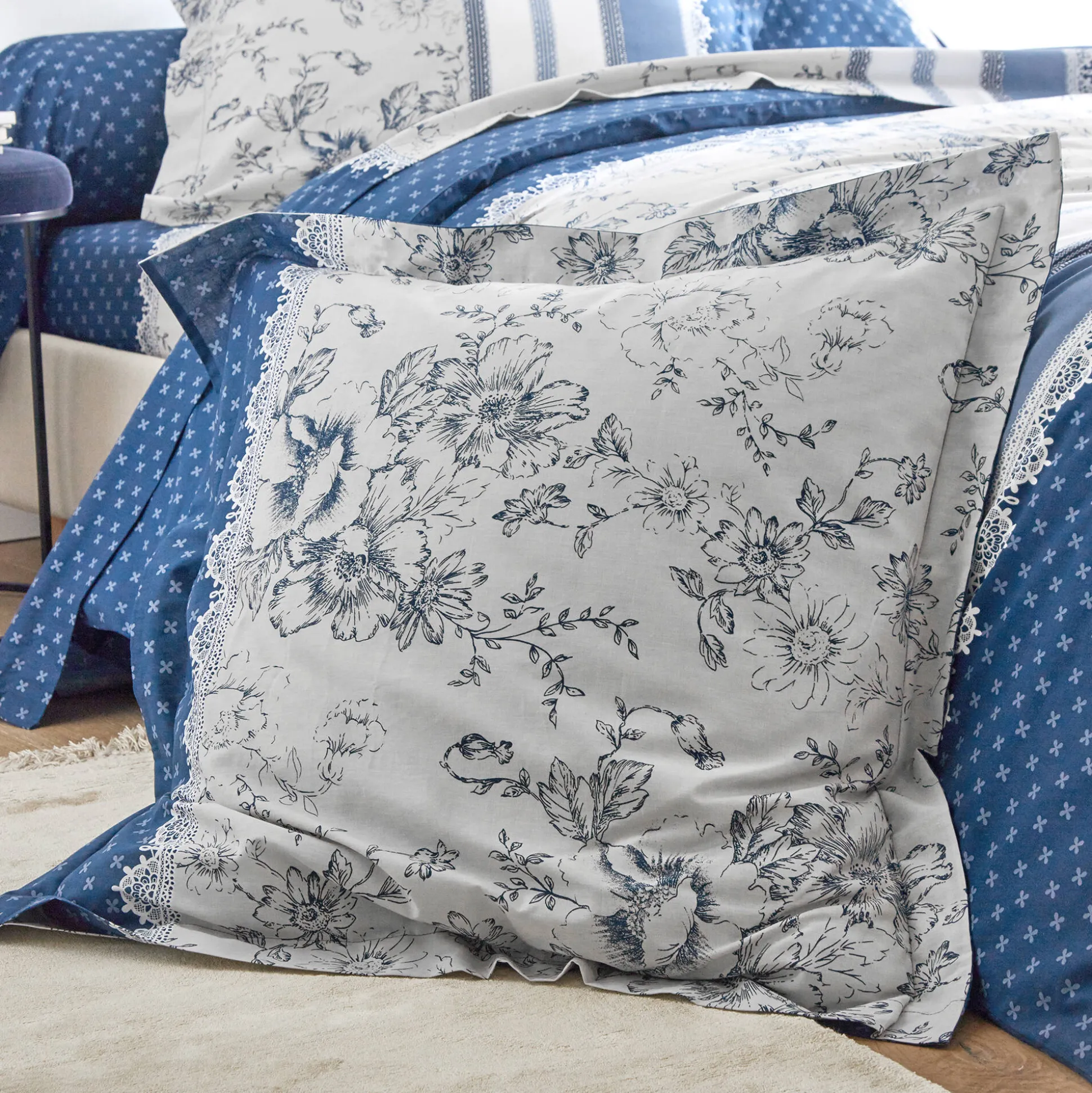 Bedlinnen Gabrielle in flanel met bloemenprint en kant