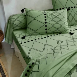 Bedlinnen Massai, in katoen met grafische motieven, afgewerkt met pompons