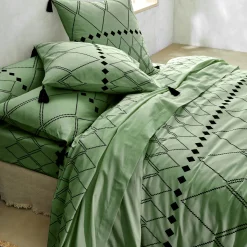 Bedlinnen Massai, in katoen met grafische motieven, afgewerkt met pompons