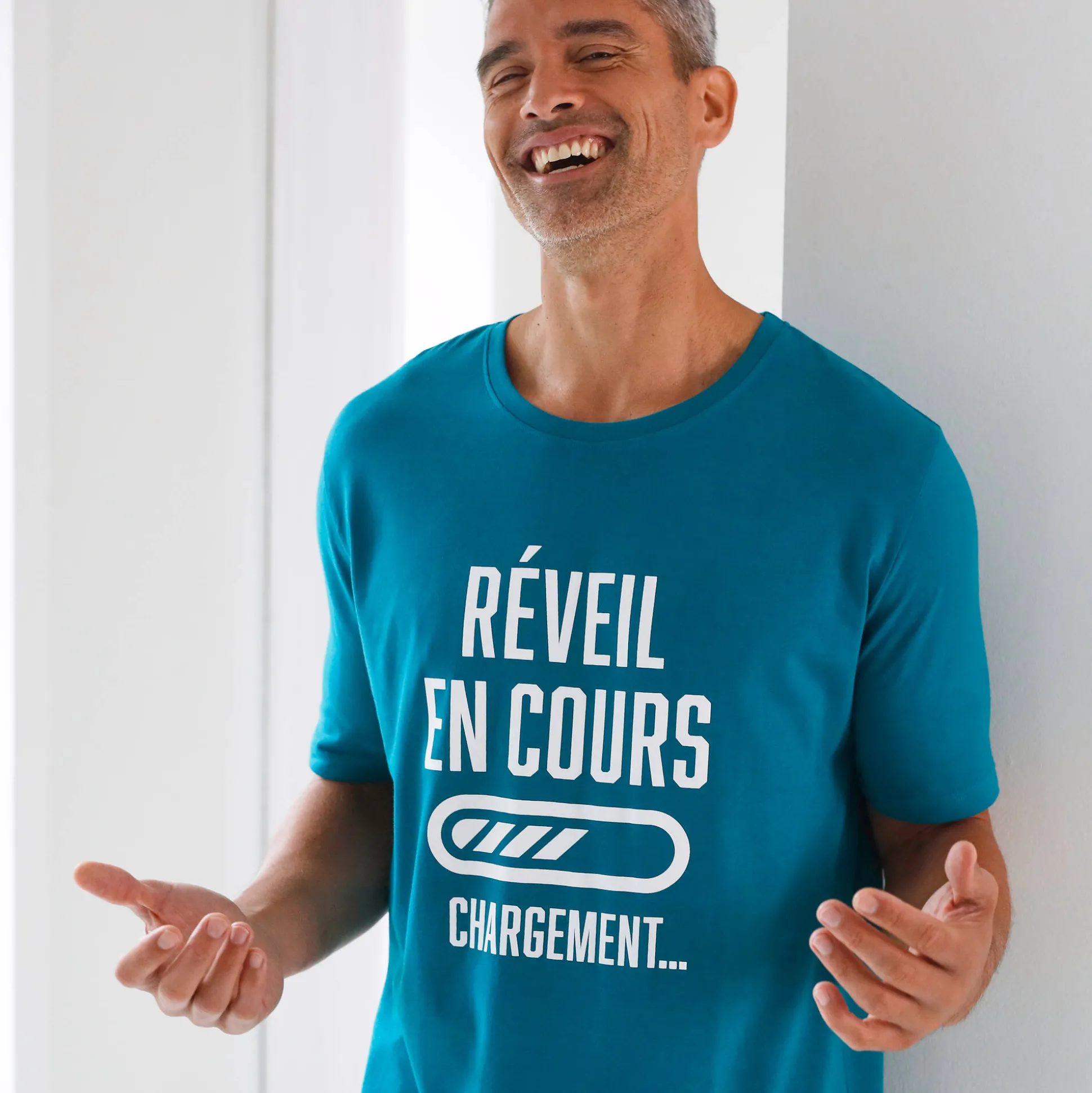 Bedrukt pyjamashirt in maximodel 'réveil en cours'