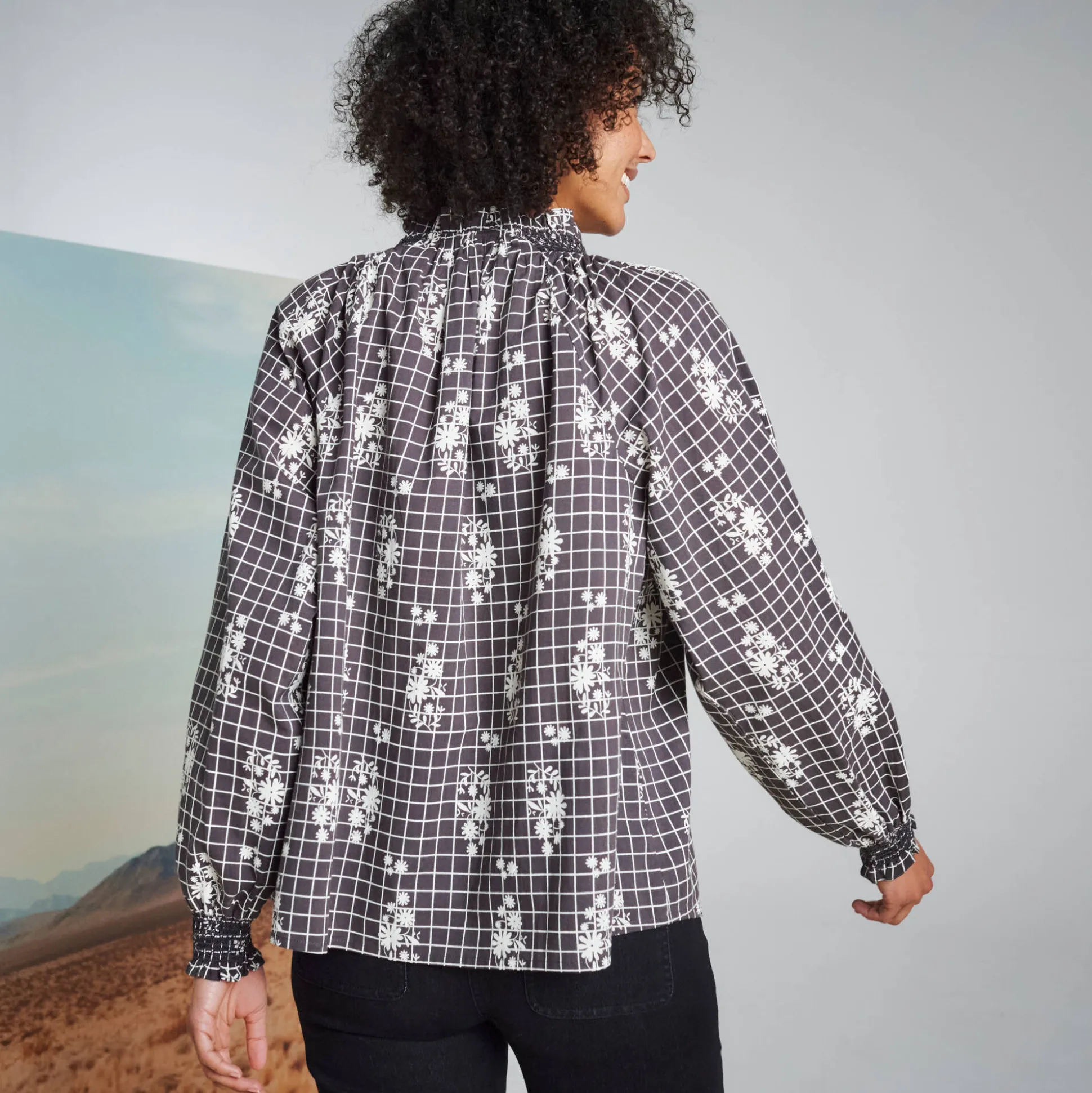 Bedrukte bloes, details met smokwerk, bloezende mouwen
