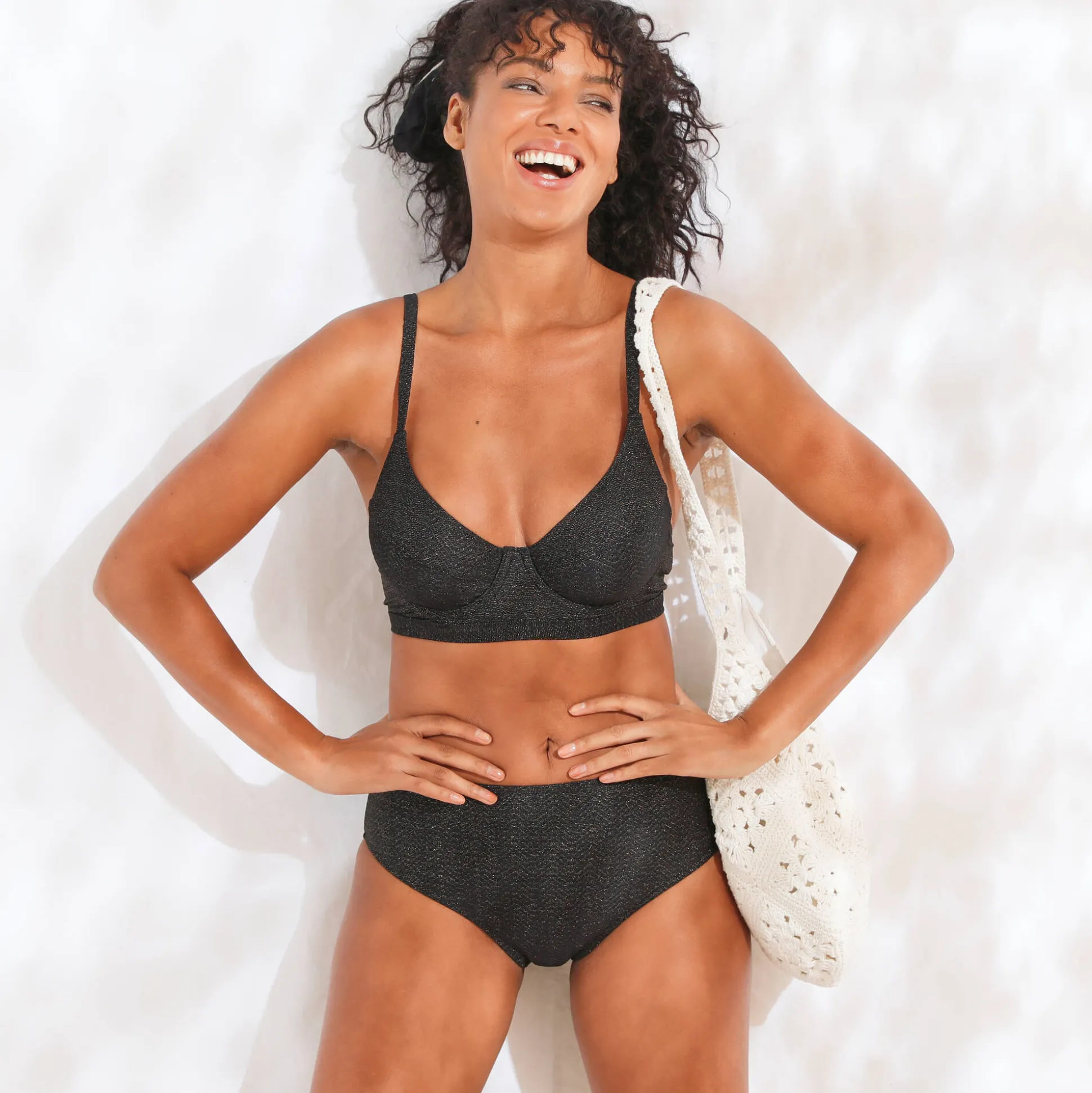 Bikinibeha in korfmodel, Calayo, met beugels
