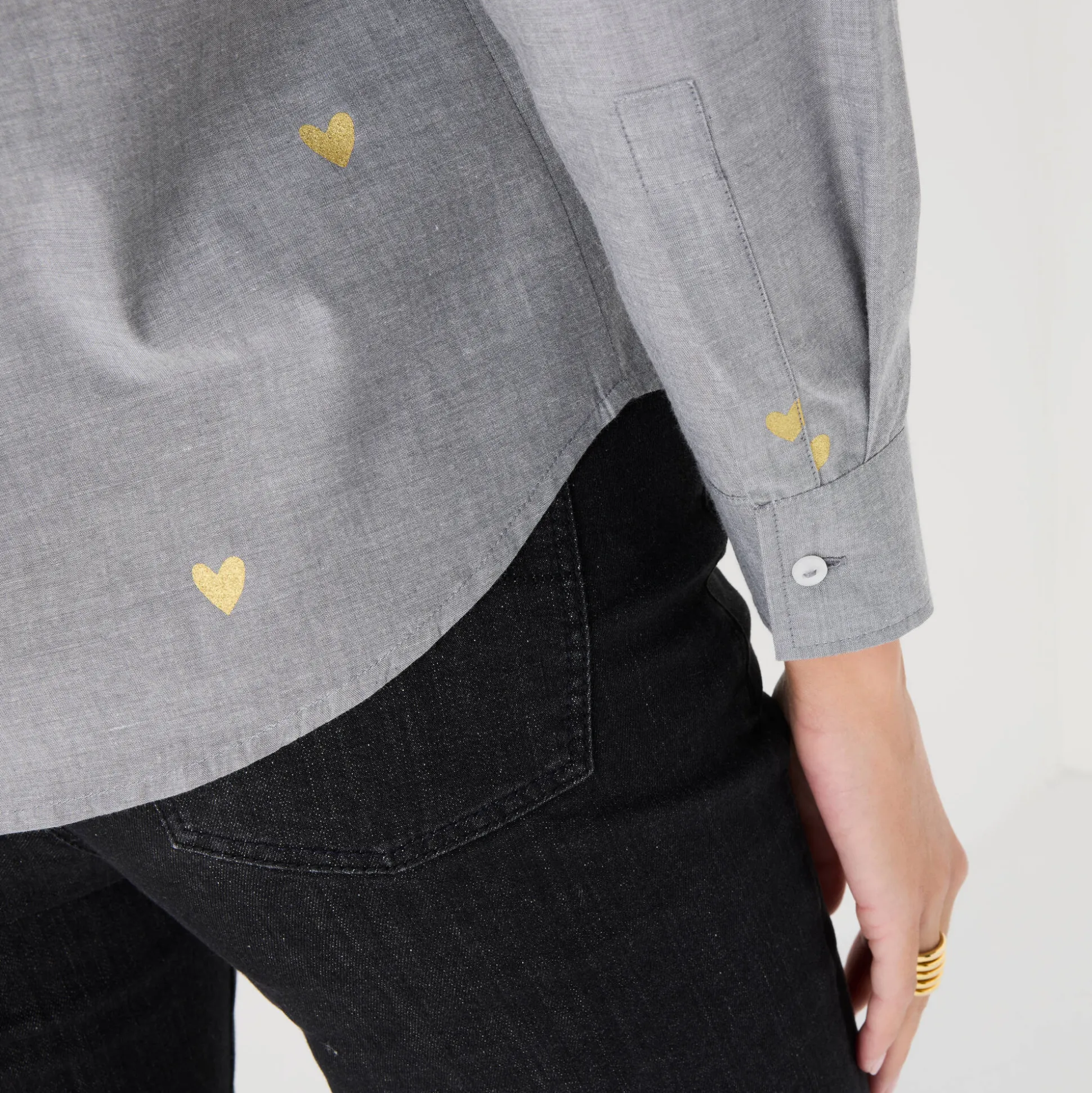 Bloes in chambray met knoopsluiting en hartjesprint
