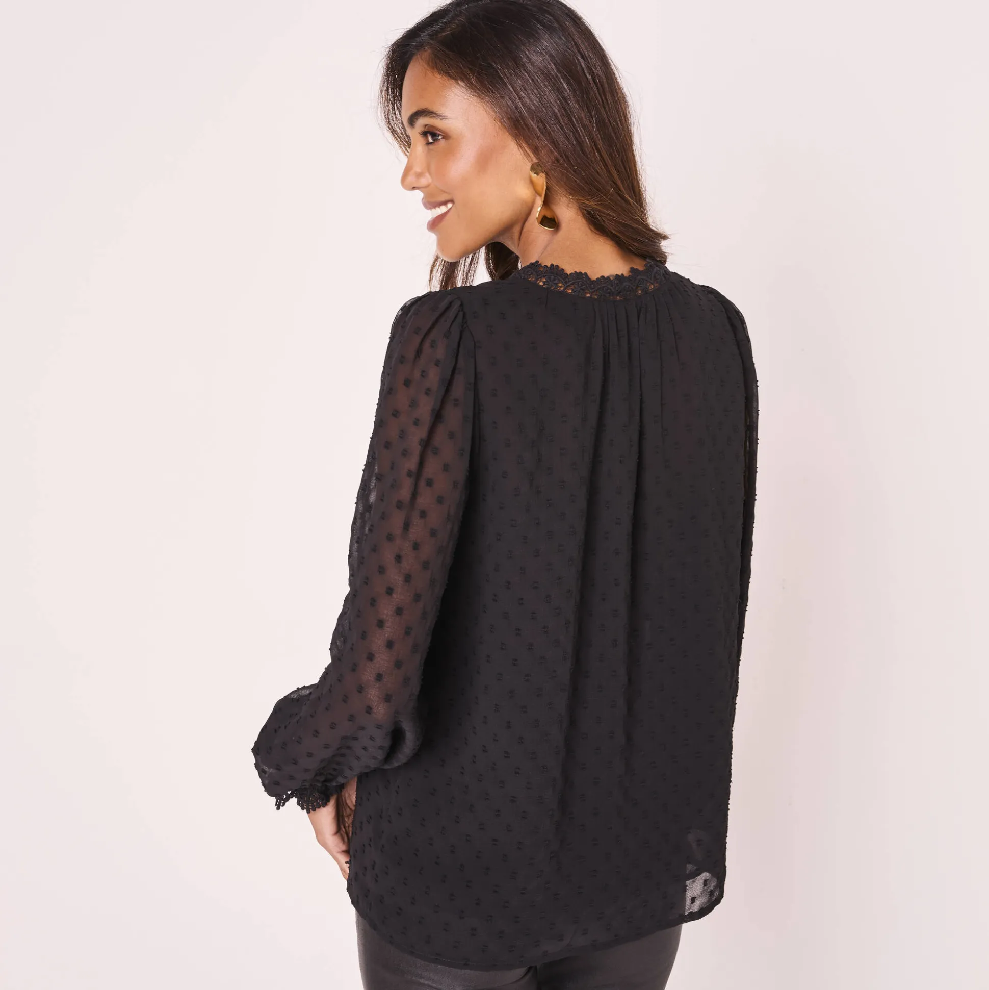 Bloes in plumetisvoile, details in macramé