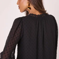 Bloes in plumetisvoile, details in macramé
