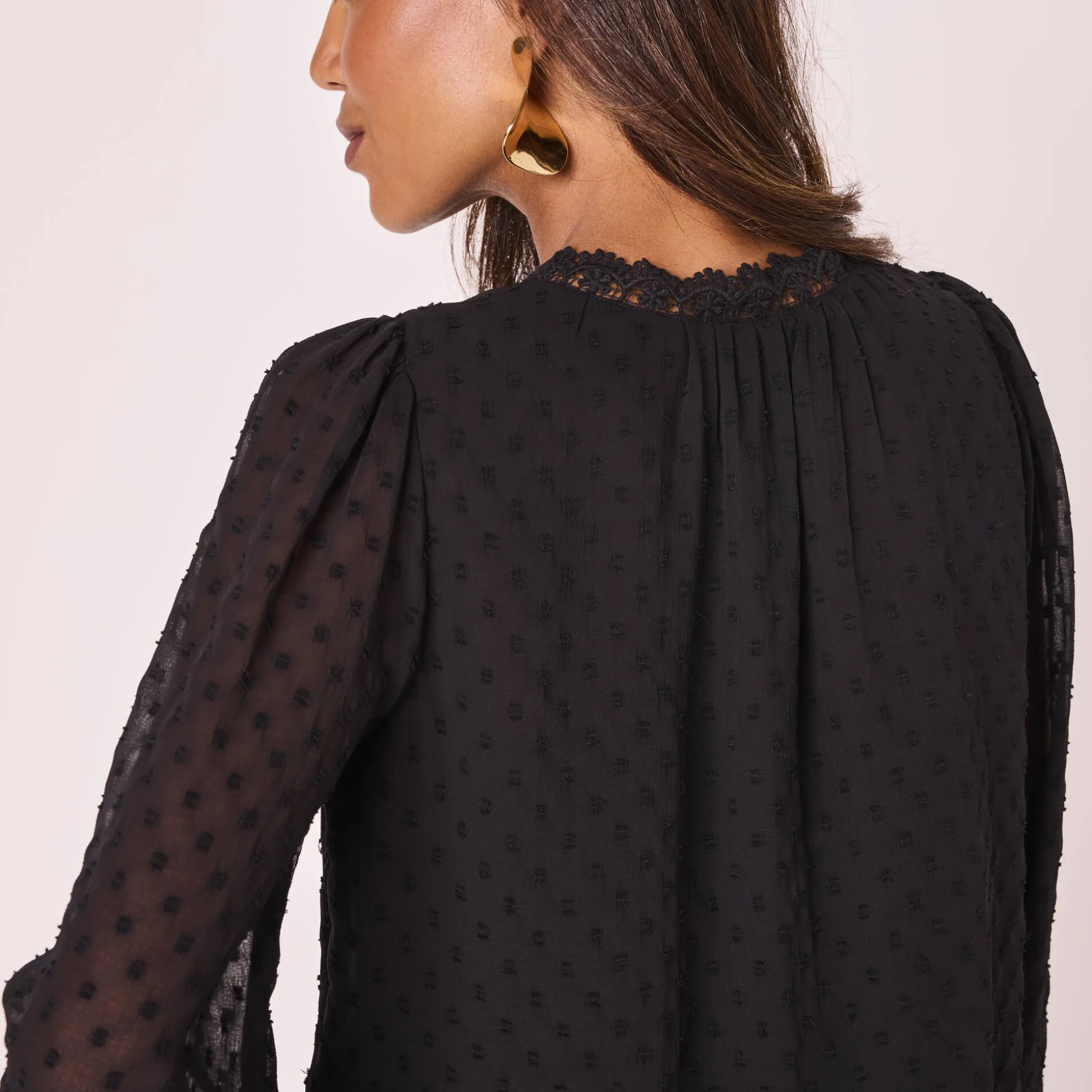 Bloes in plumetisvoile, details in macramé