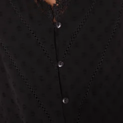 Bloes in plumetisvoile, details in macramé