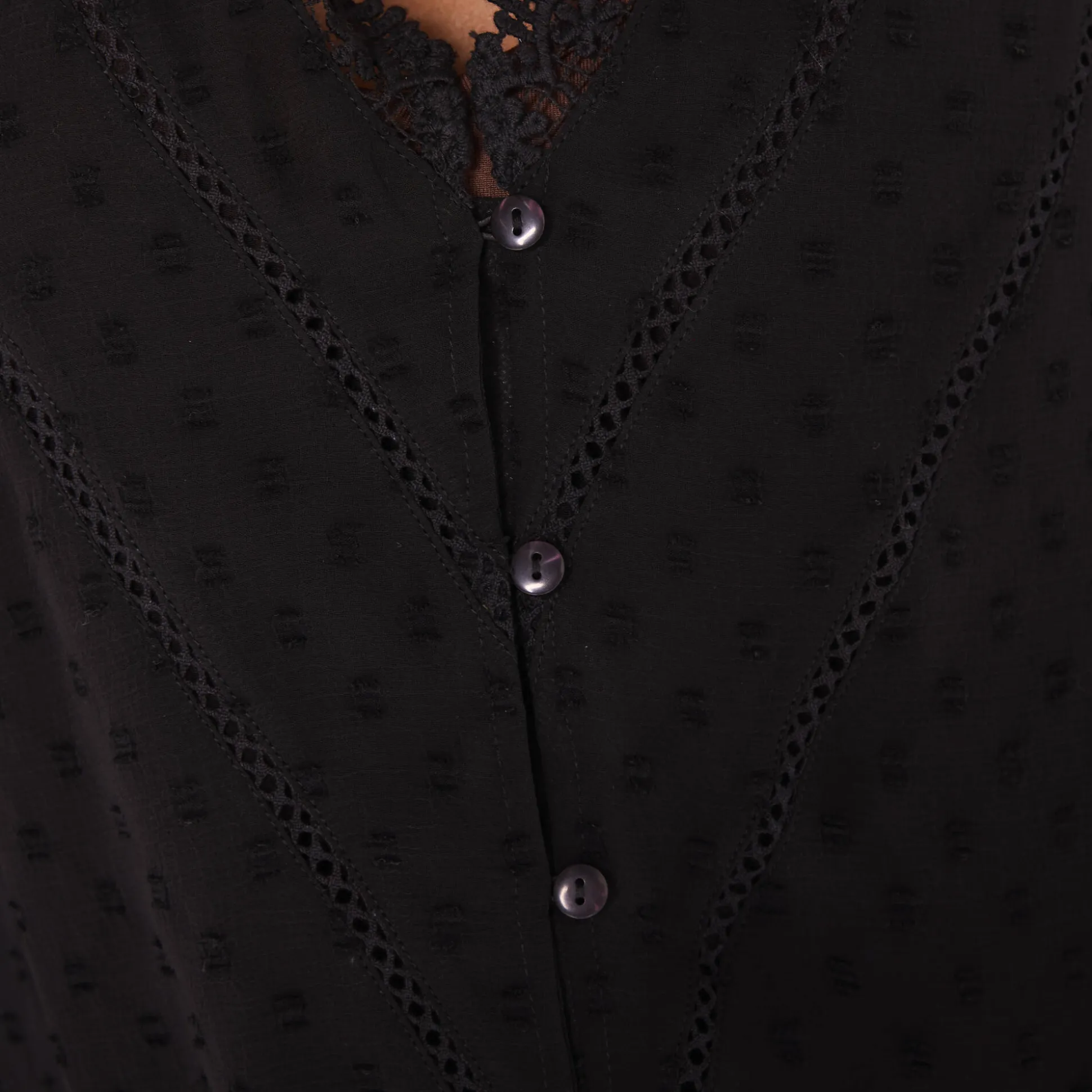 Bloes in plumetisvoile, details in macramé