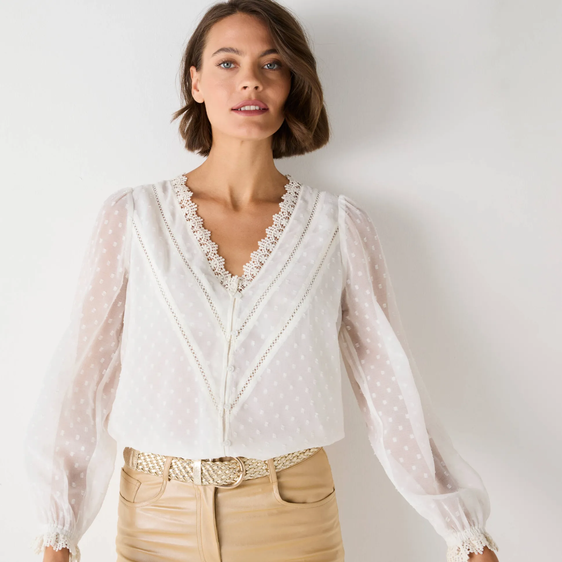 Bloes in plumetisvoile, details in macramé