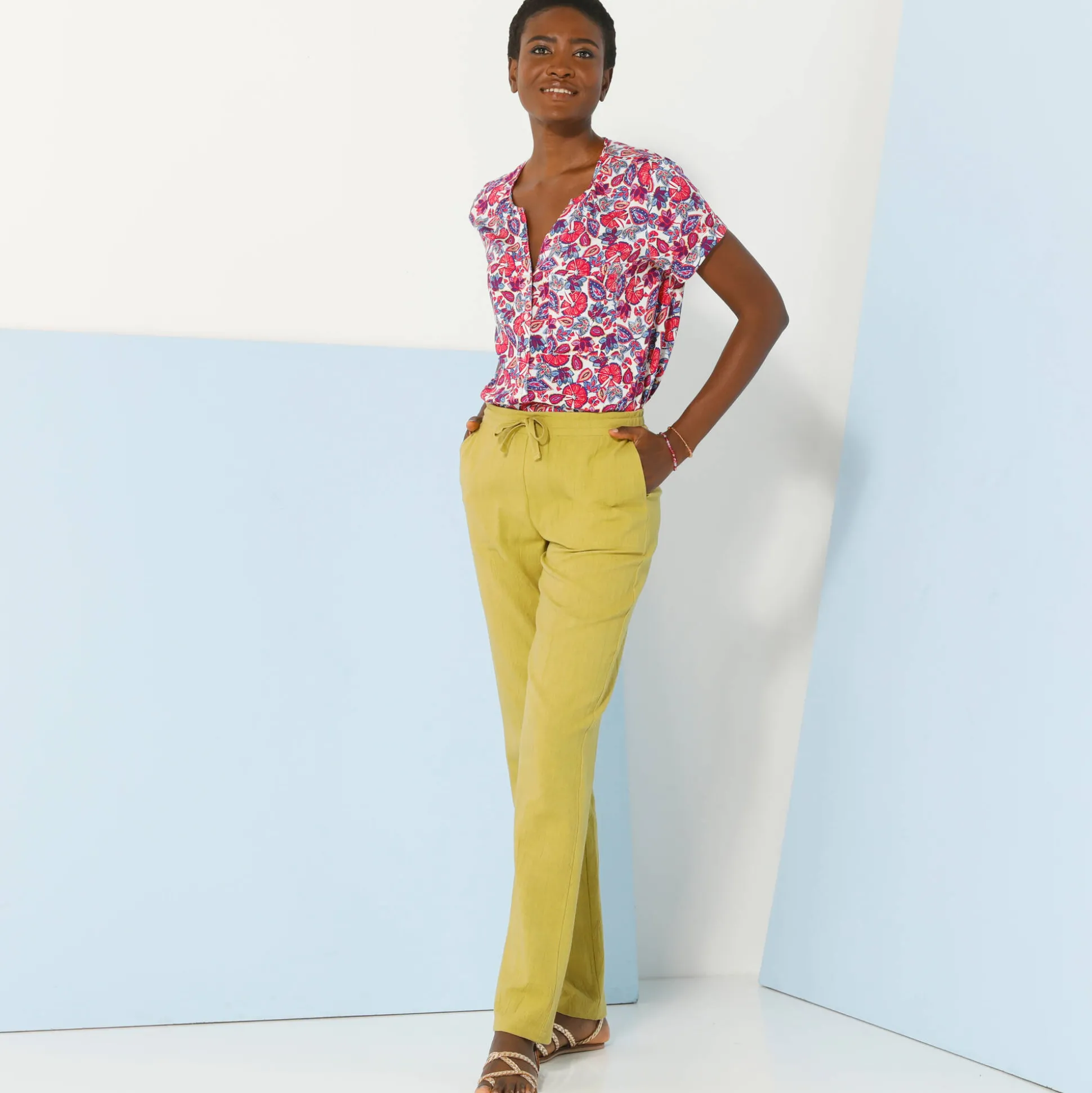 Bloes in viscose met knoopsluiting en etnische print, korte mouwen