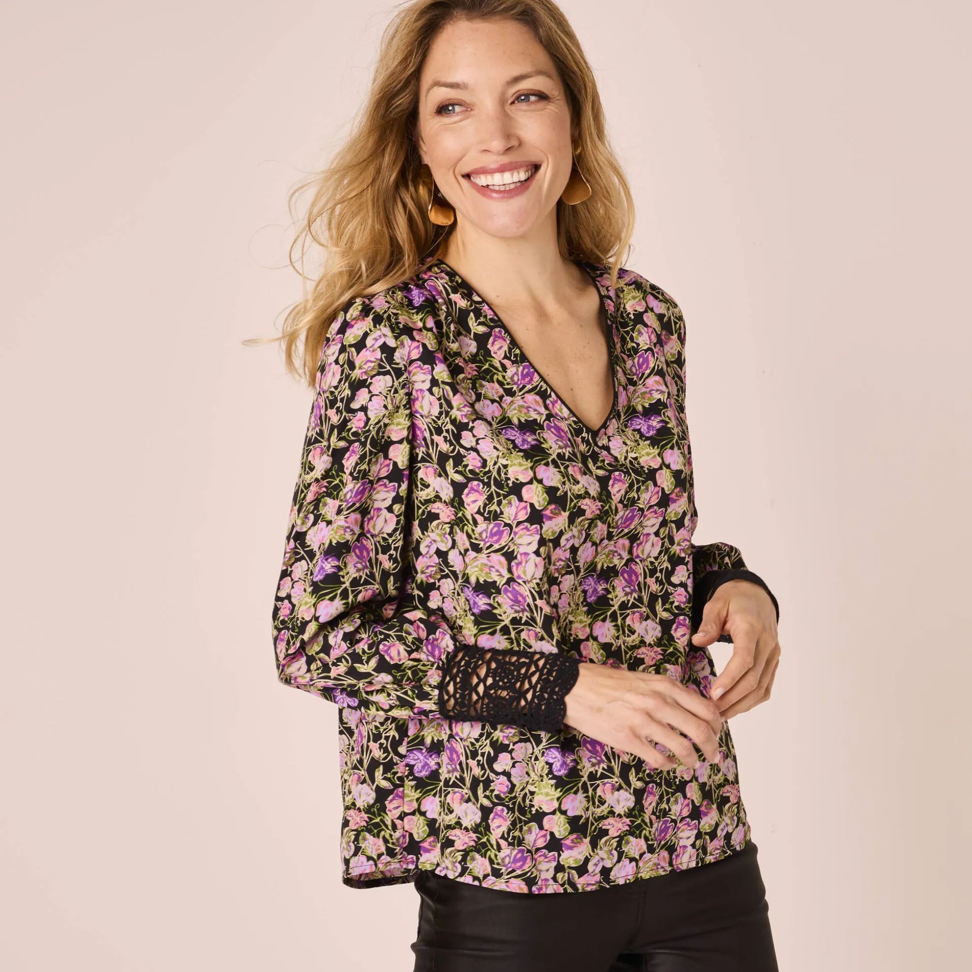 Bloes met bloemenprint, kanten detail