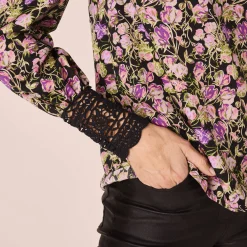 Bloes met bloemenprint, kanten detail