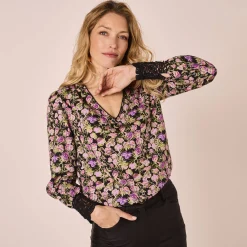 Bloes met bloemenprint, kanten detail