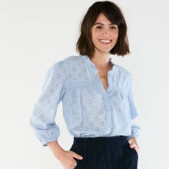 Bloes met broderie anglaise, smokwerk en stroken aan de hals