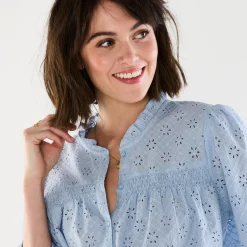 Bloes met broderie anglaise, smokwerk en stroken aan de hals
