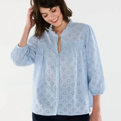 Bloes met broderie anglaise, smokwerk en stroken aan de hals