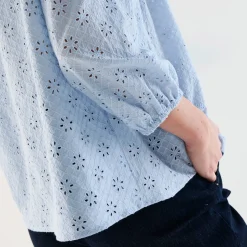 Bloes met broderie anglaise, smokwerk en stroken aan de hals
