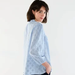 Bloes met broderie anglaise, smokwerk en stroken aan de hals