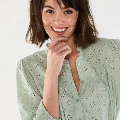Bloes met broderie anglaise, smokwerk en stroken aan de hals