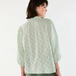 Bloes met broderie anglaise, smokwerk en stroken aan de hals