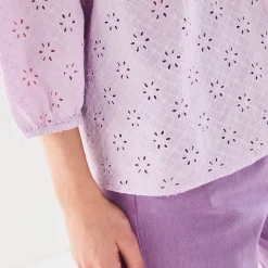 Bloes met broderie anglaise, smokwerk en stroken aan de hals
