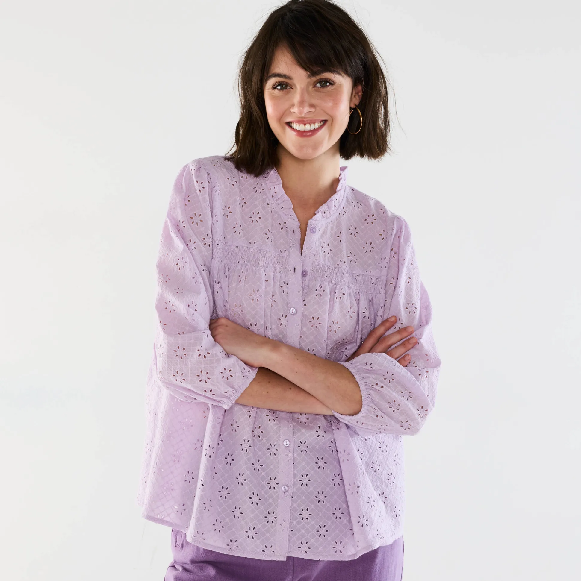Bloes met broderie anglaise, smokwerk en stroken aan de hals