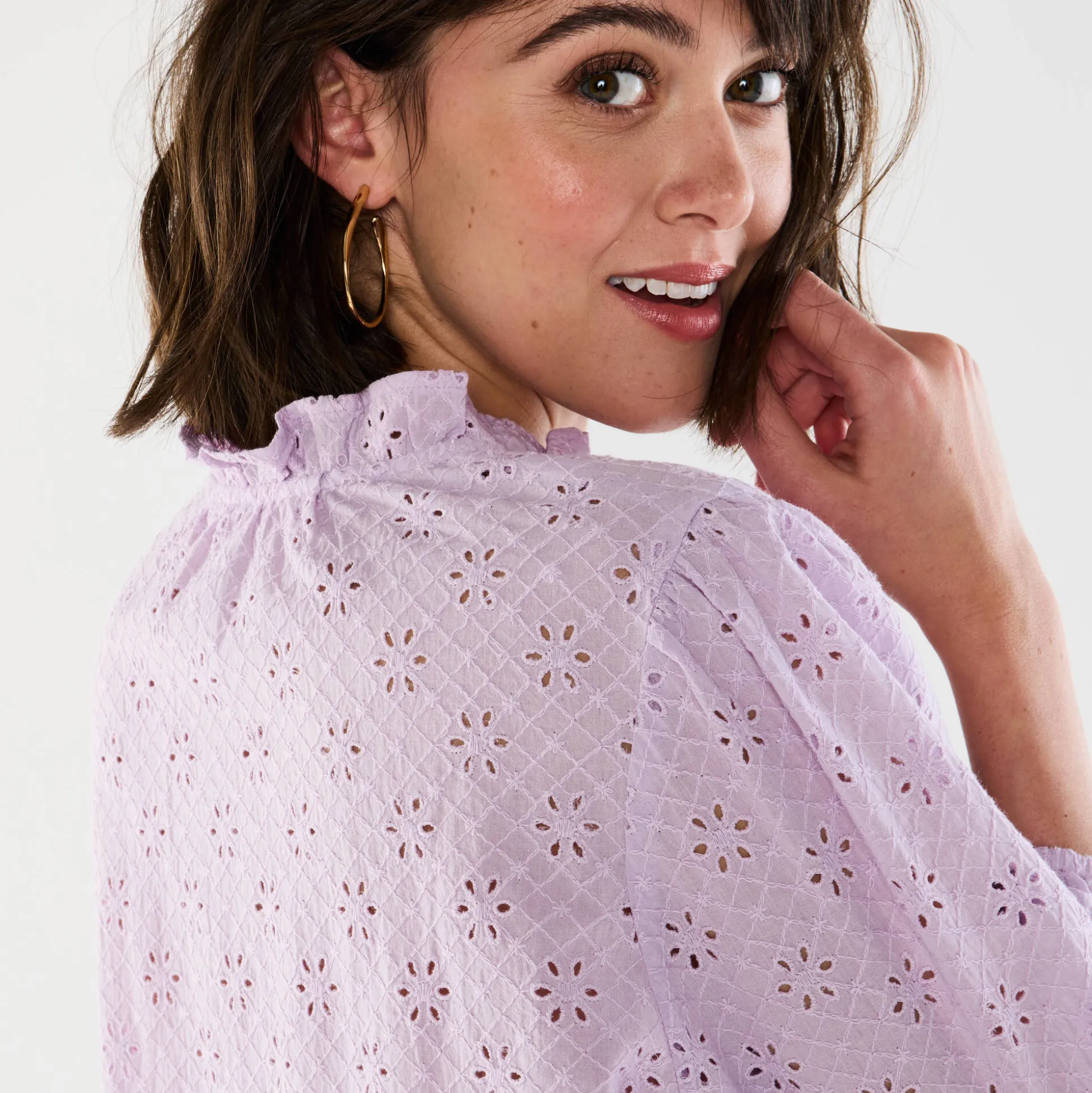 Bloes met broderie anglaise, smokwerk en stroken aan de hals