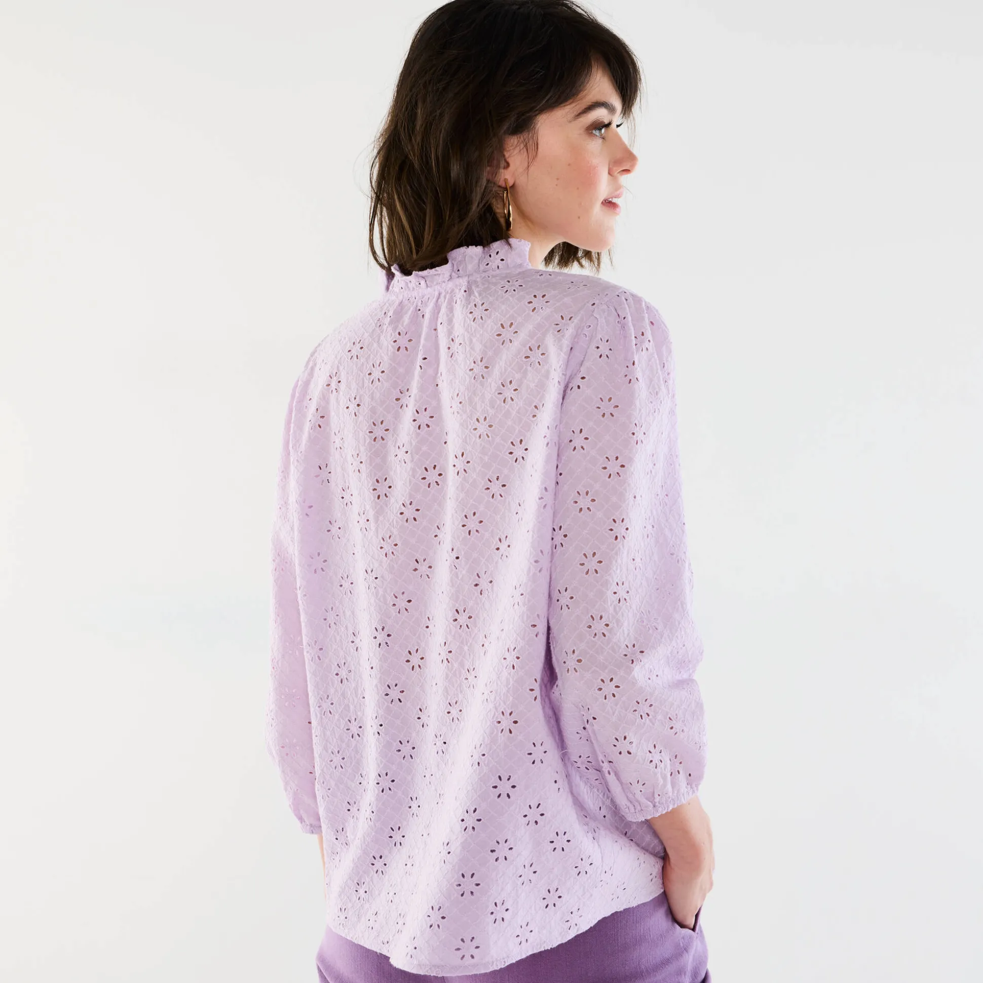 Bloes met broderie anglaise, smokwerk en stroken aan de hals