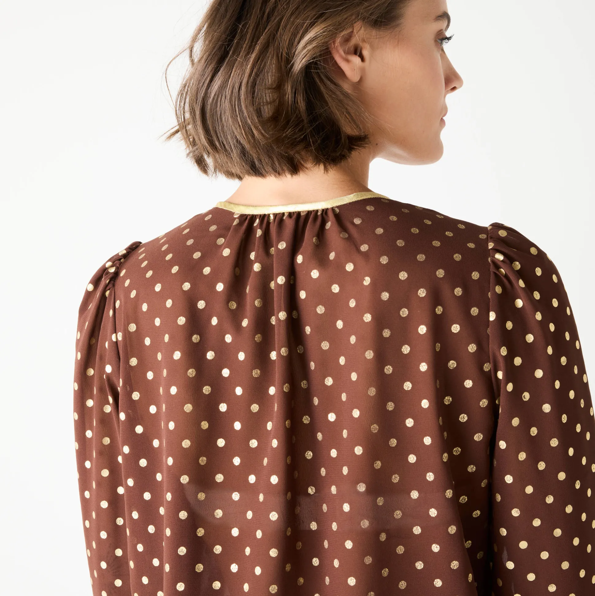 Bloes met goudkleurige stippenprint, in voile