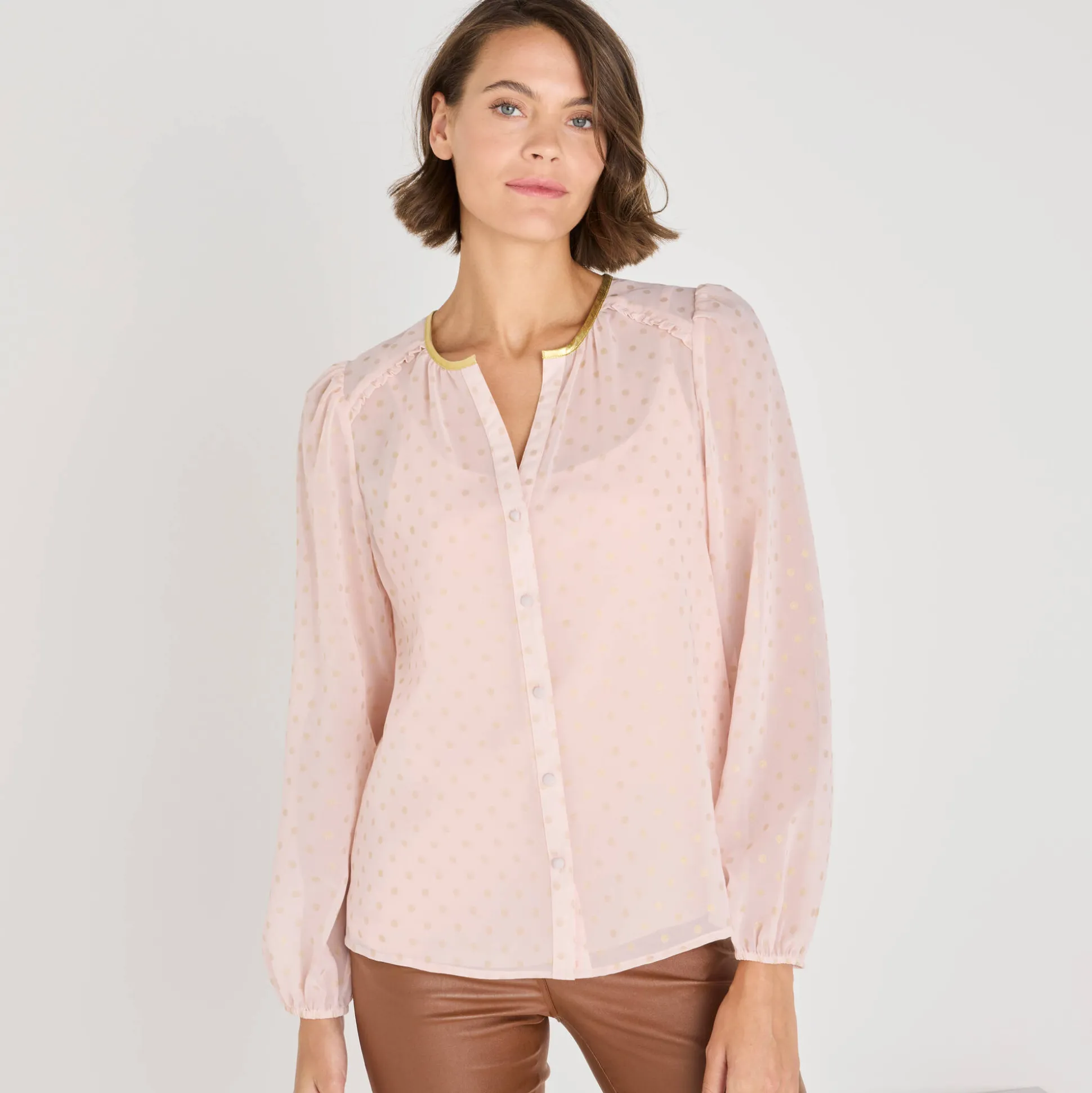 Bloes met goudkleurige stippenprint, in voile