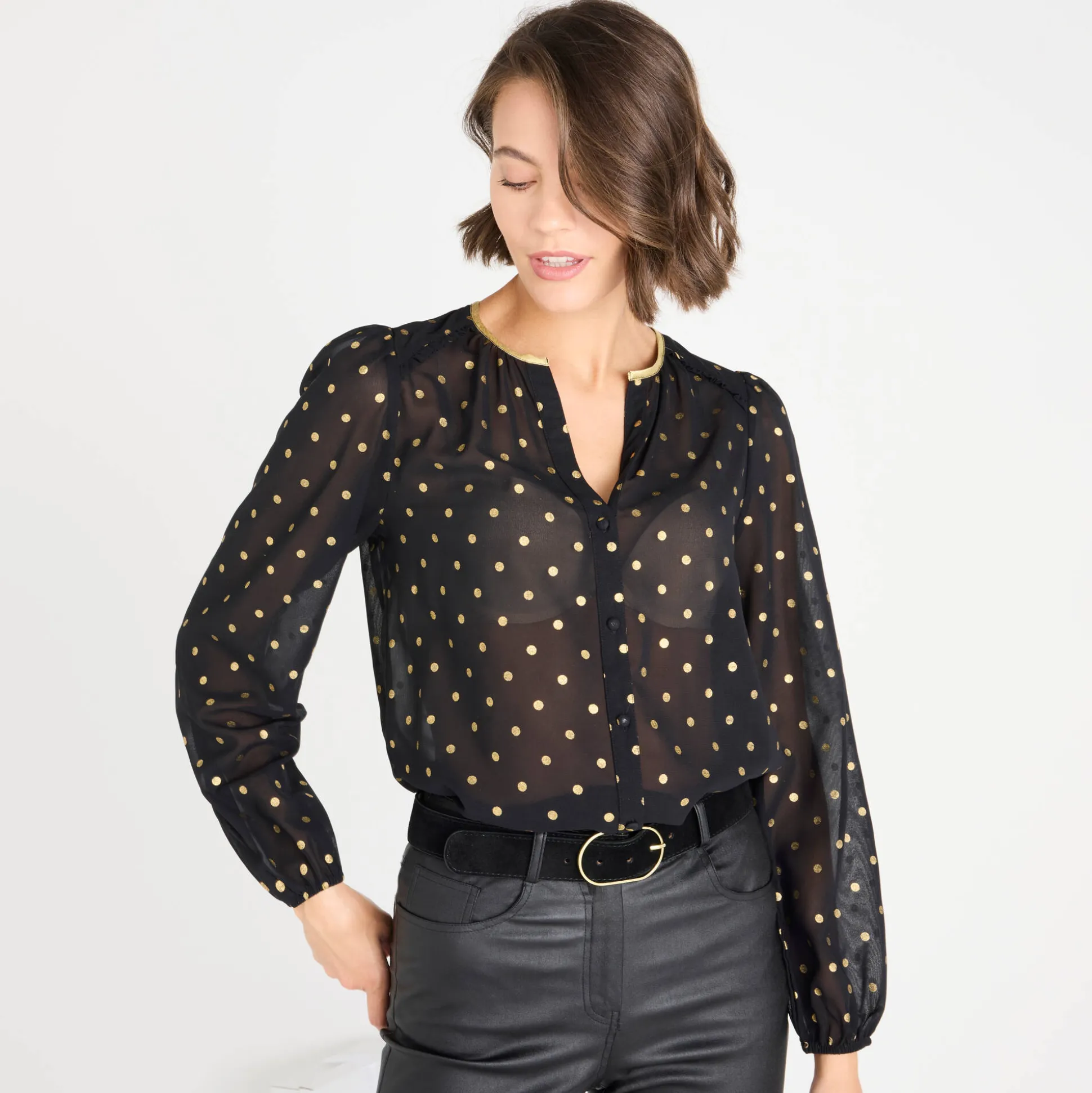 Bloes met goudkleurige stippenprint, in voile