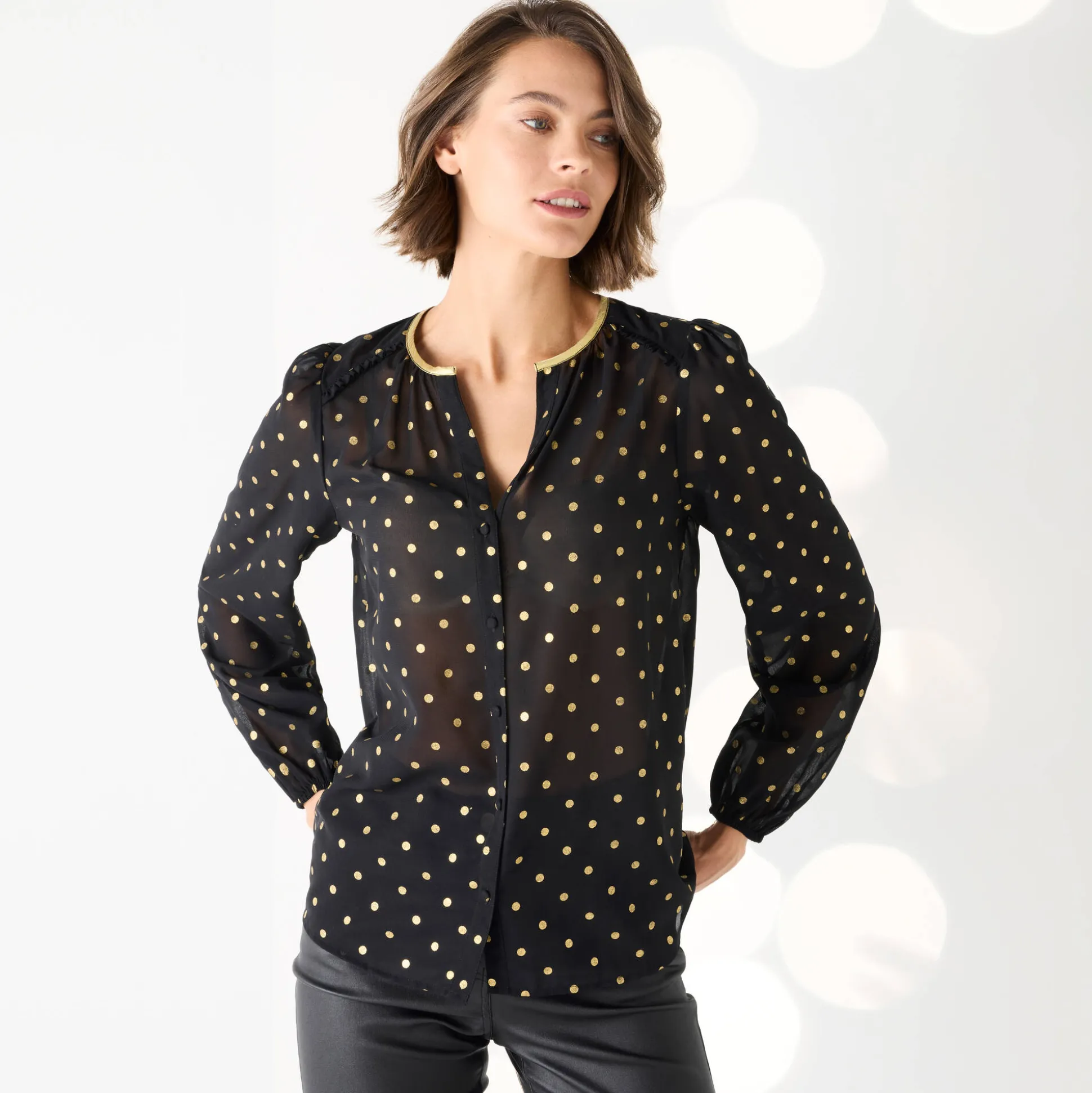 Bloes met goudkleurige stippenprint, in voile