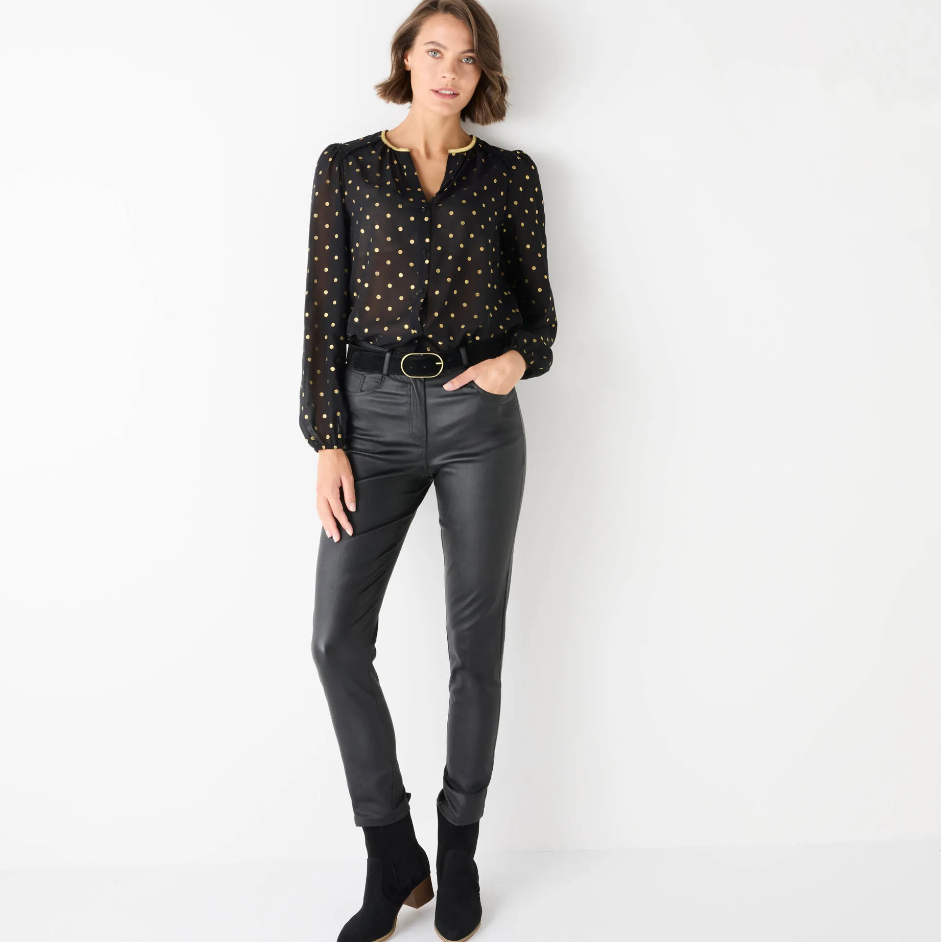 Bloes met goudkleurige stippenprint, in voile