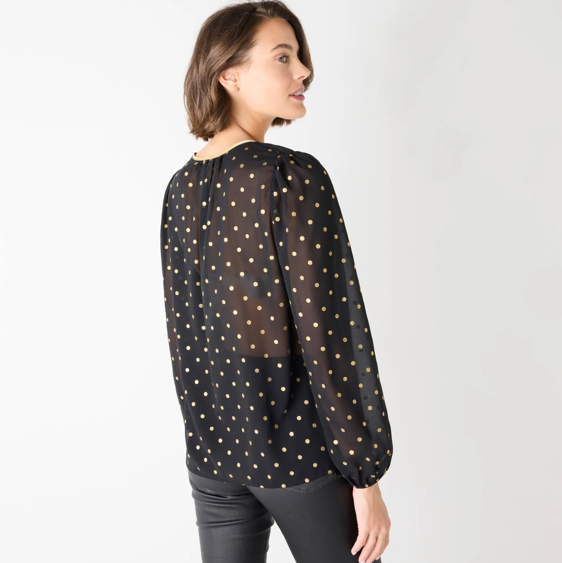 Bloes met goudkleurige stippenprint, in voile