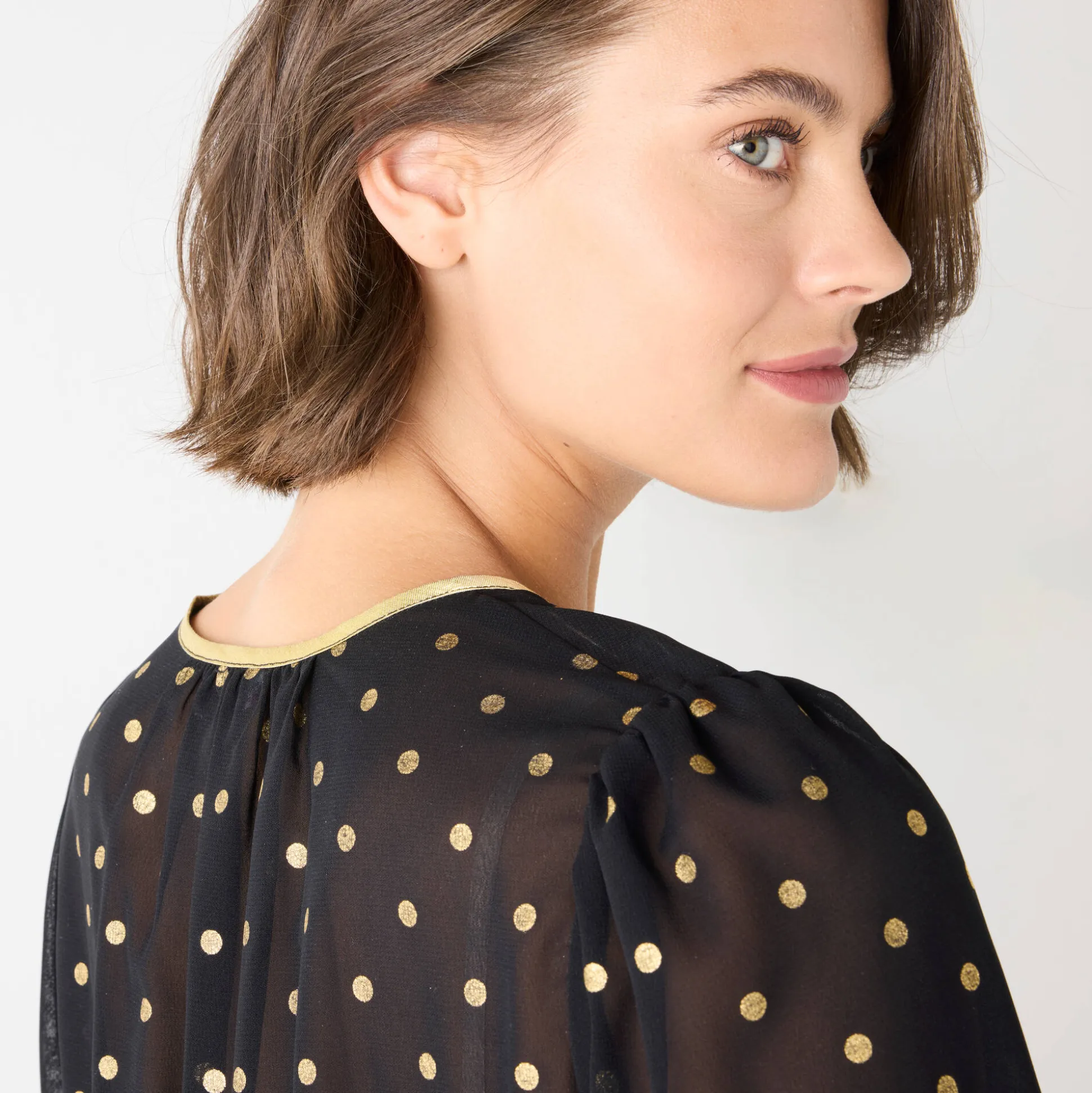 Bloes met goudkleurige stippenprint, in voile