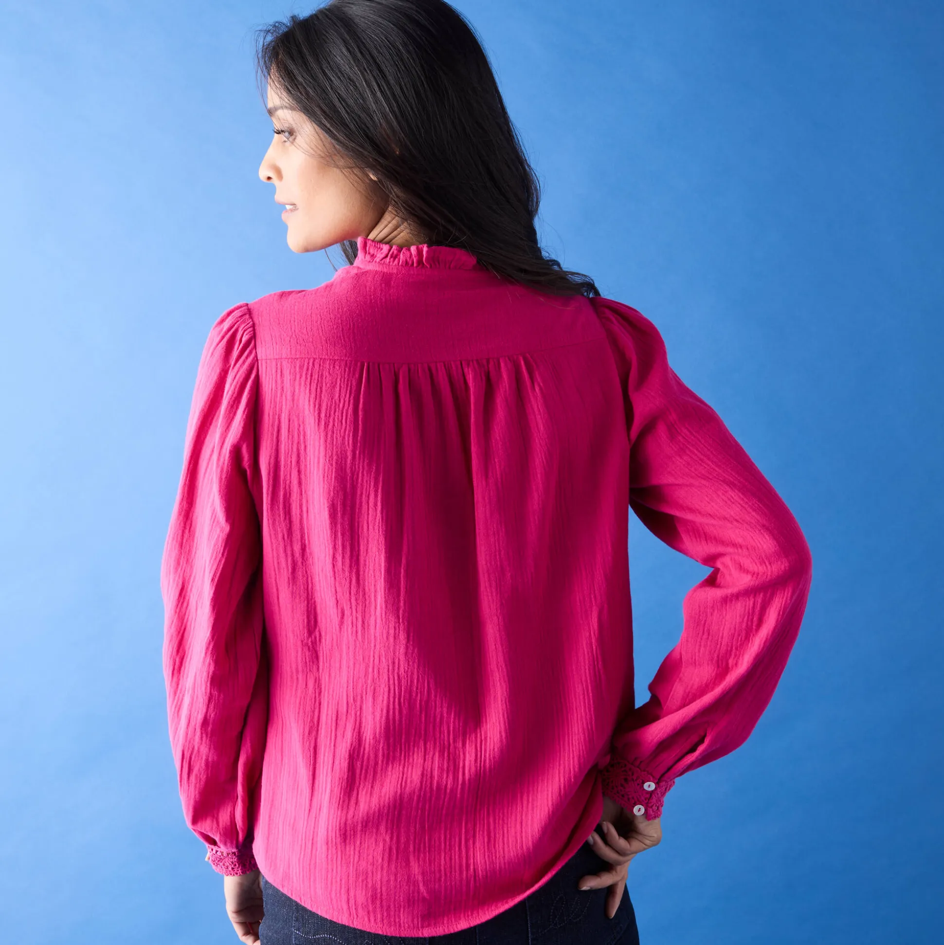 Bloes met knoopsluiting en macramé, katoengaas