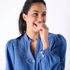 Bloes met knoopsluiting en macramé, katoengaas