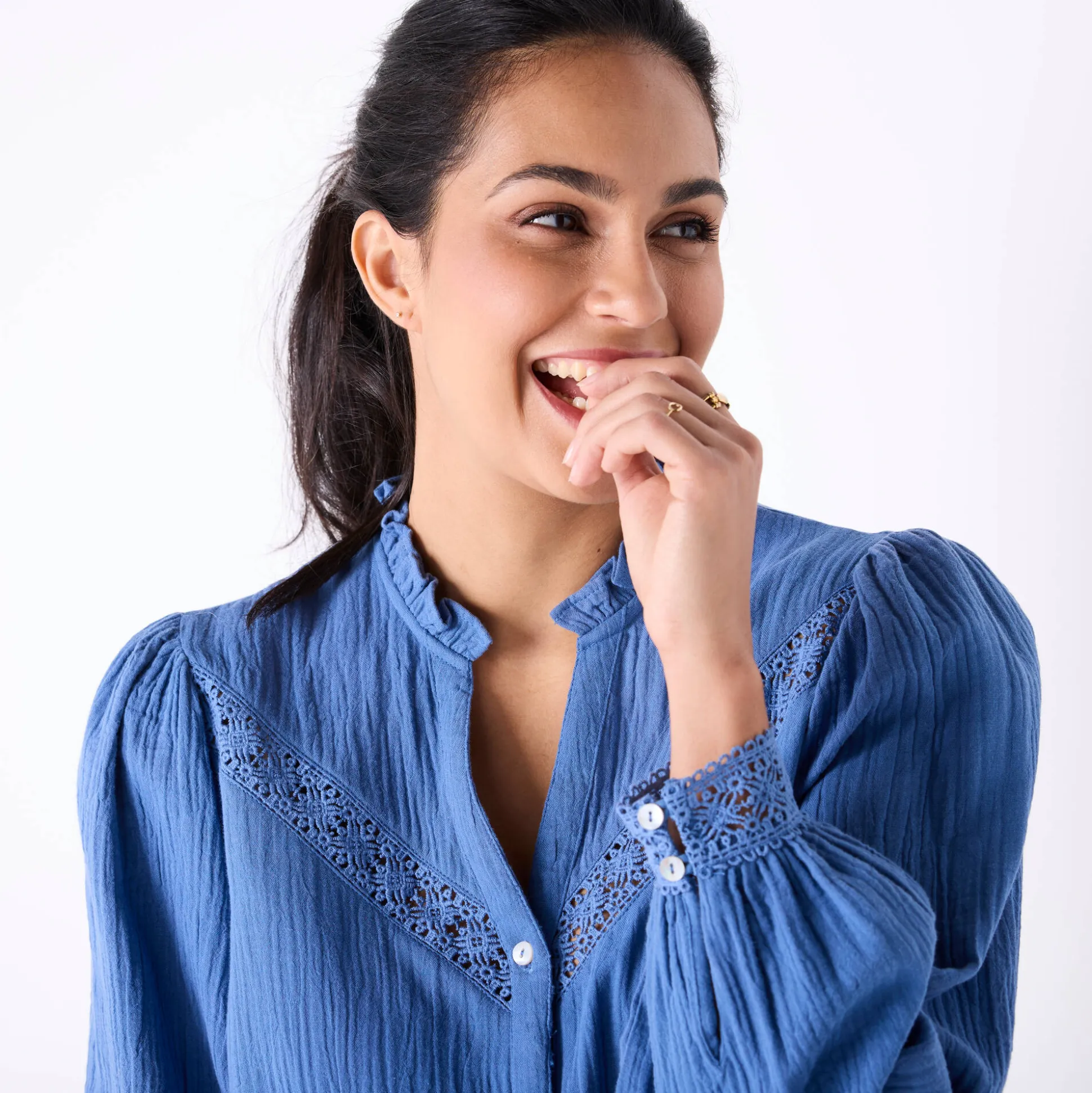 Bloes met knoopsluiting en macramé, katoengaas