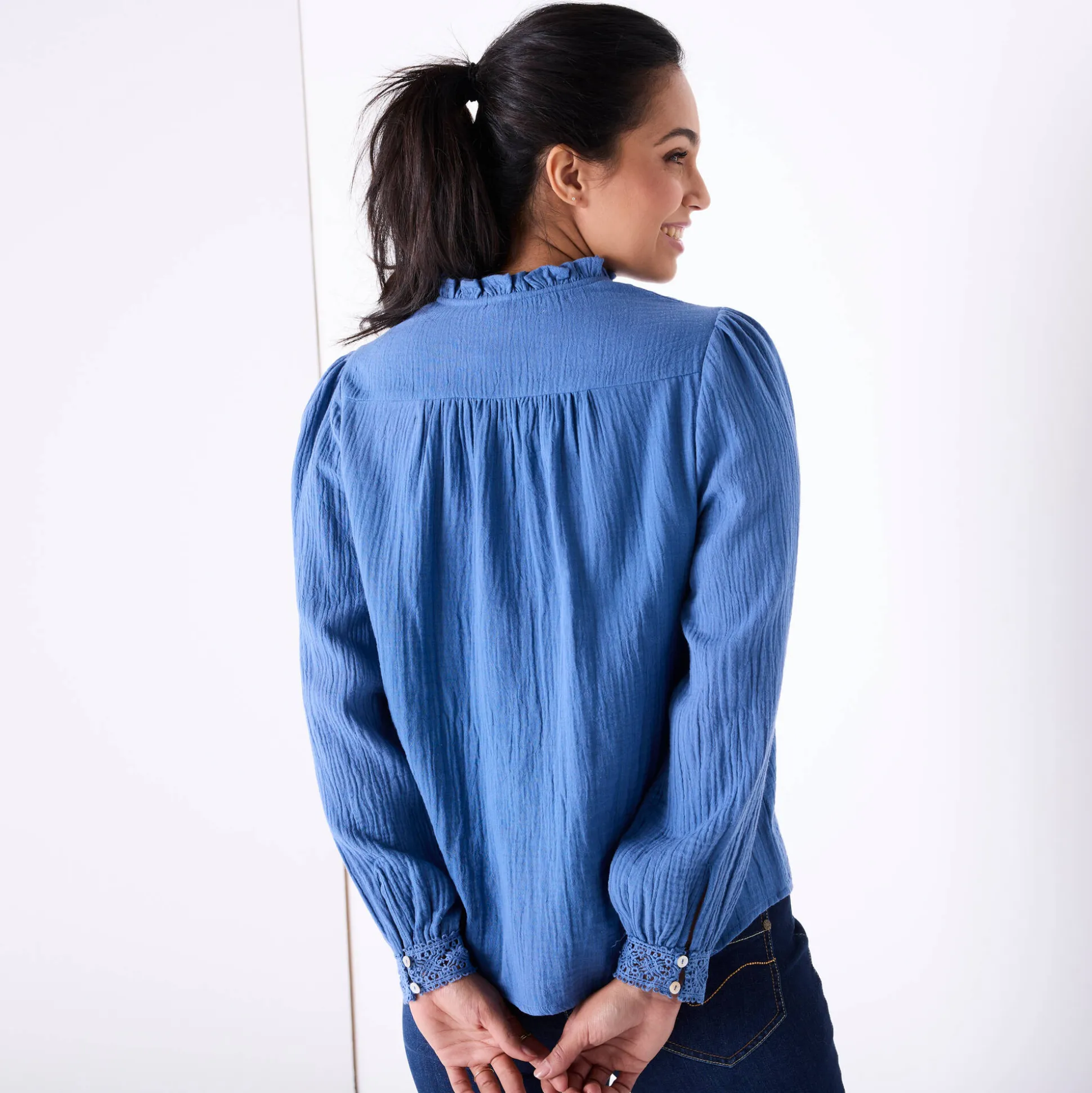 Bloes met knoopsluiting en macramé, katoengaas