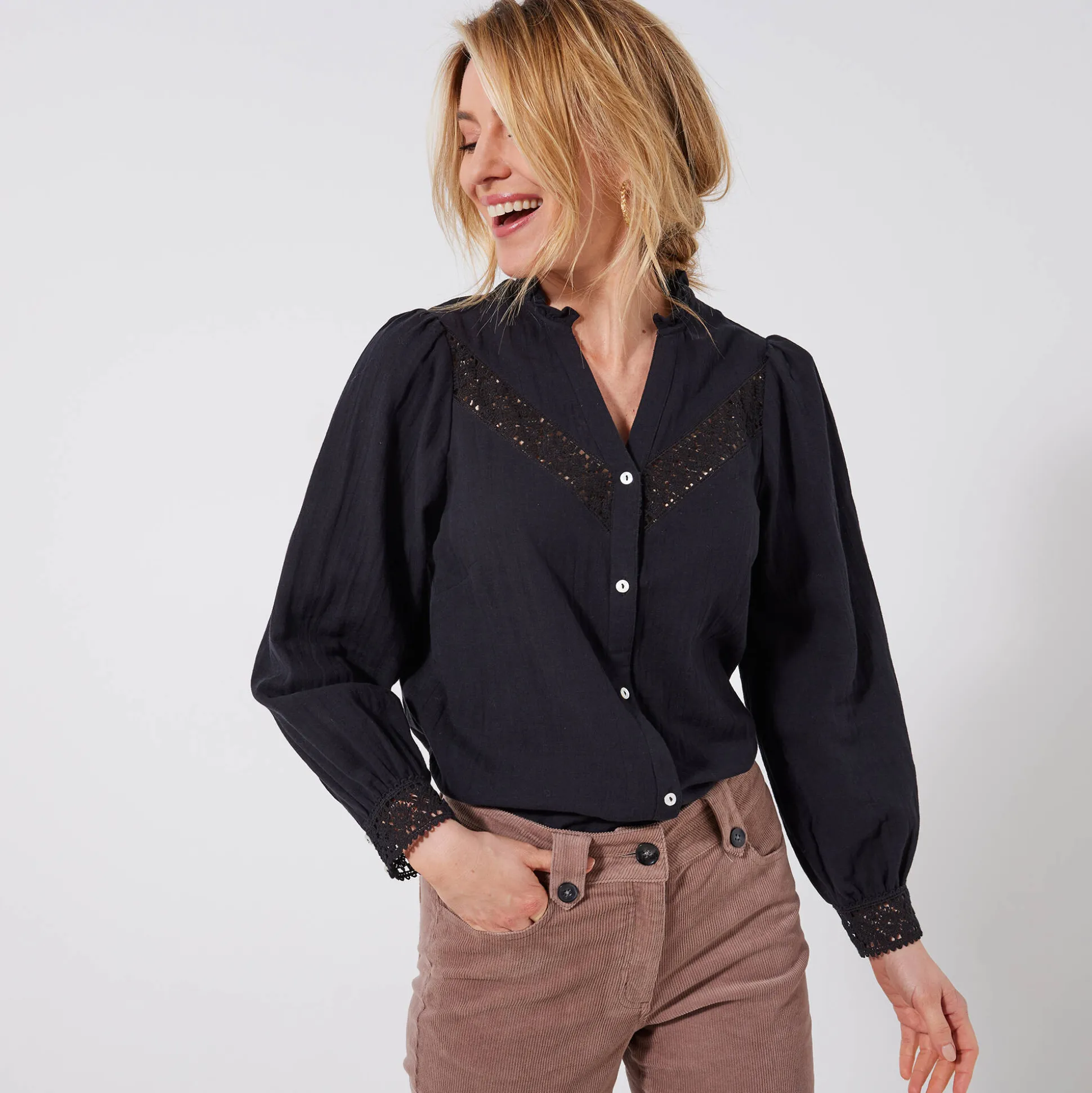 Bloes met knoopsluiting en macramé, katoengaas