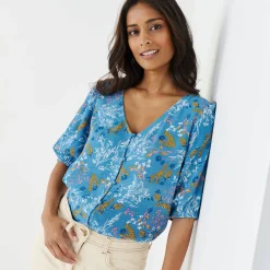 Bloes met knoopsluiting en bloemenprint, crepon