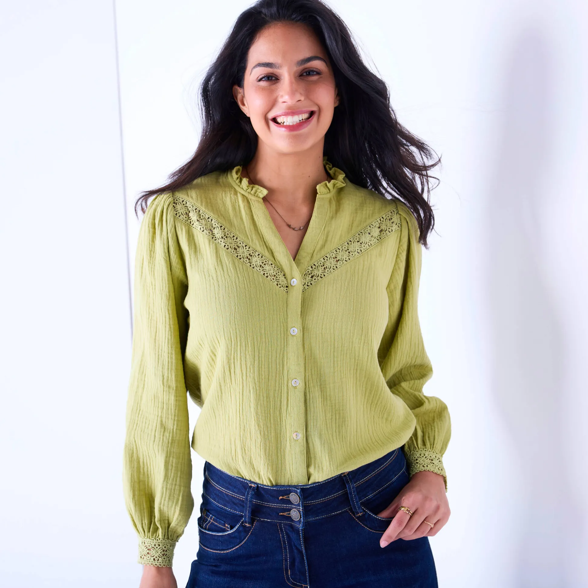 Bloes met knoopsluiting en macramé, katoengaas
