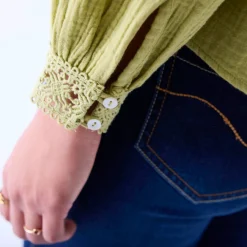 Bloes met knoopsluiting en macramé, katoengaas