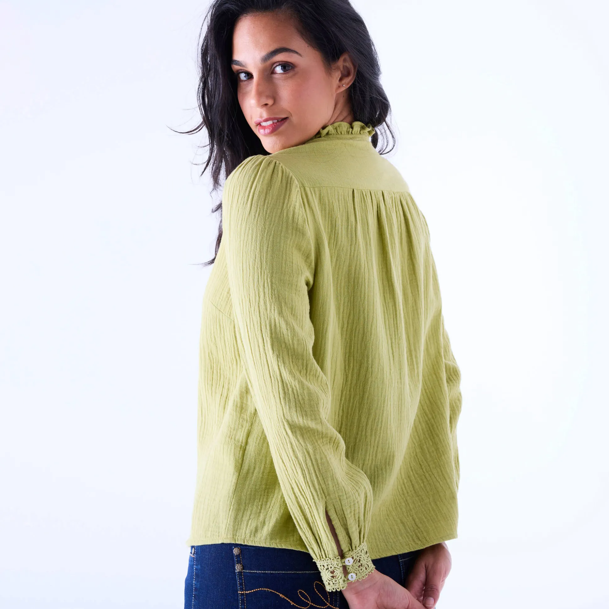 Bloes met knoopsluiting en macramé, katoengaas