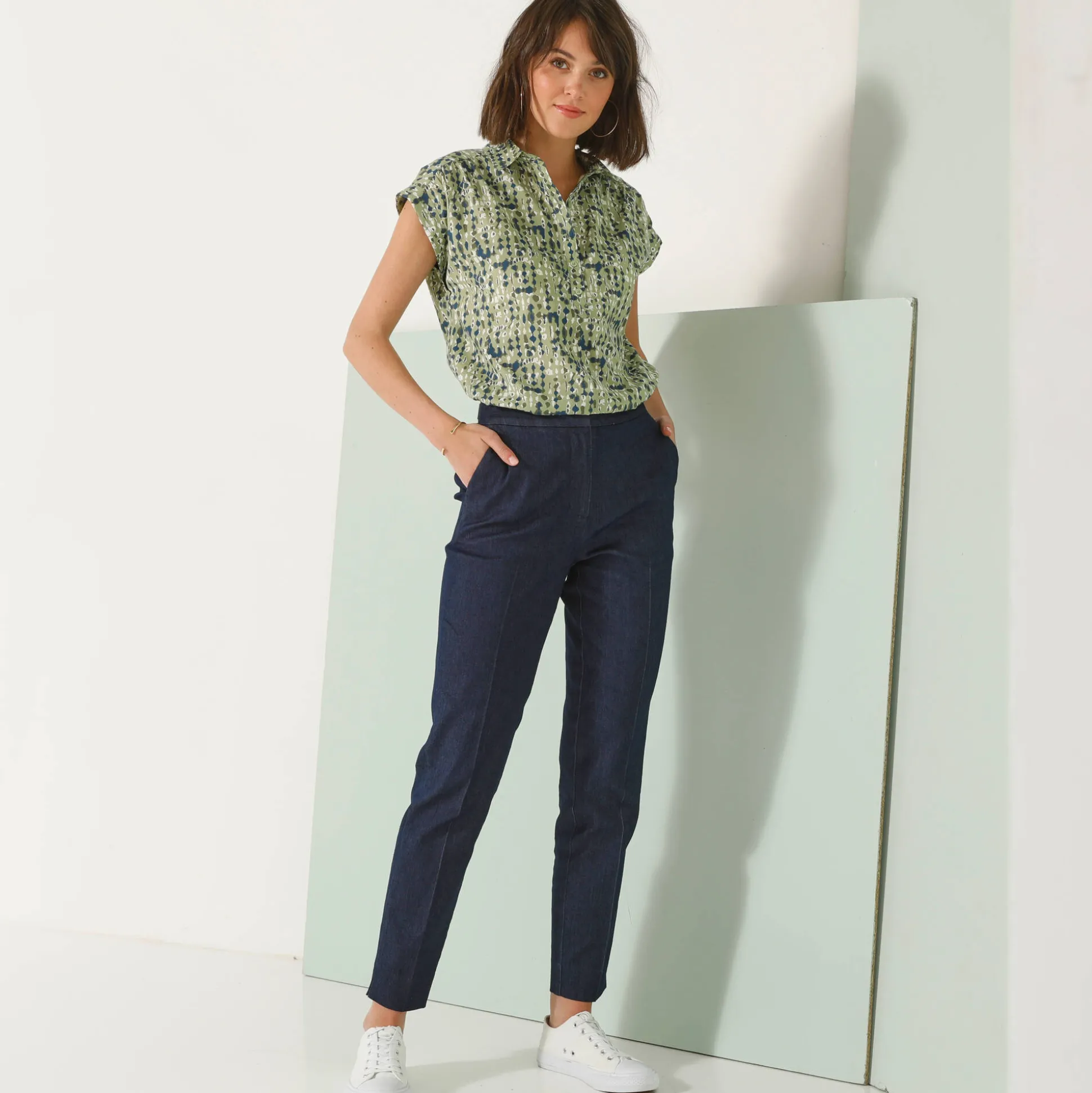 Bloes met korte mouwen en omslag, minimalistische print