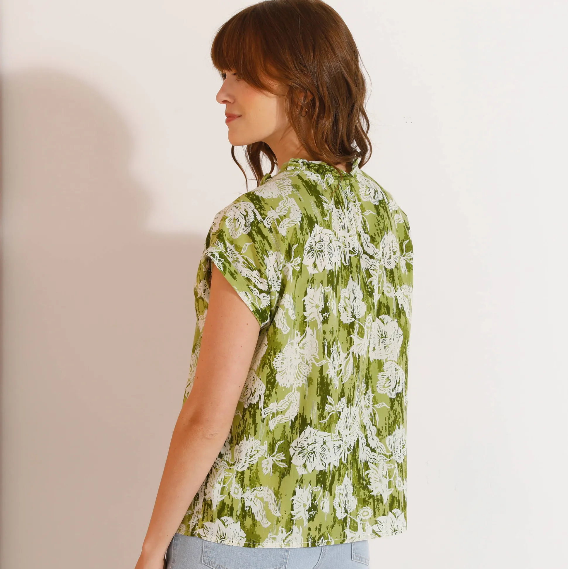 Bloes met korte mouwen, kraag met stroken, bloemenprint