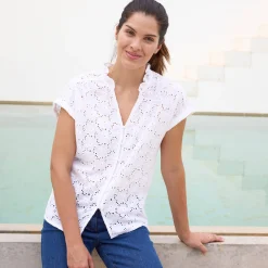 Bloes met korte mouwen, stroken aan de kraag en broderie anglaise