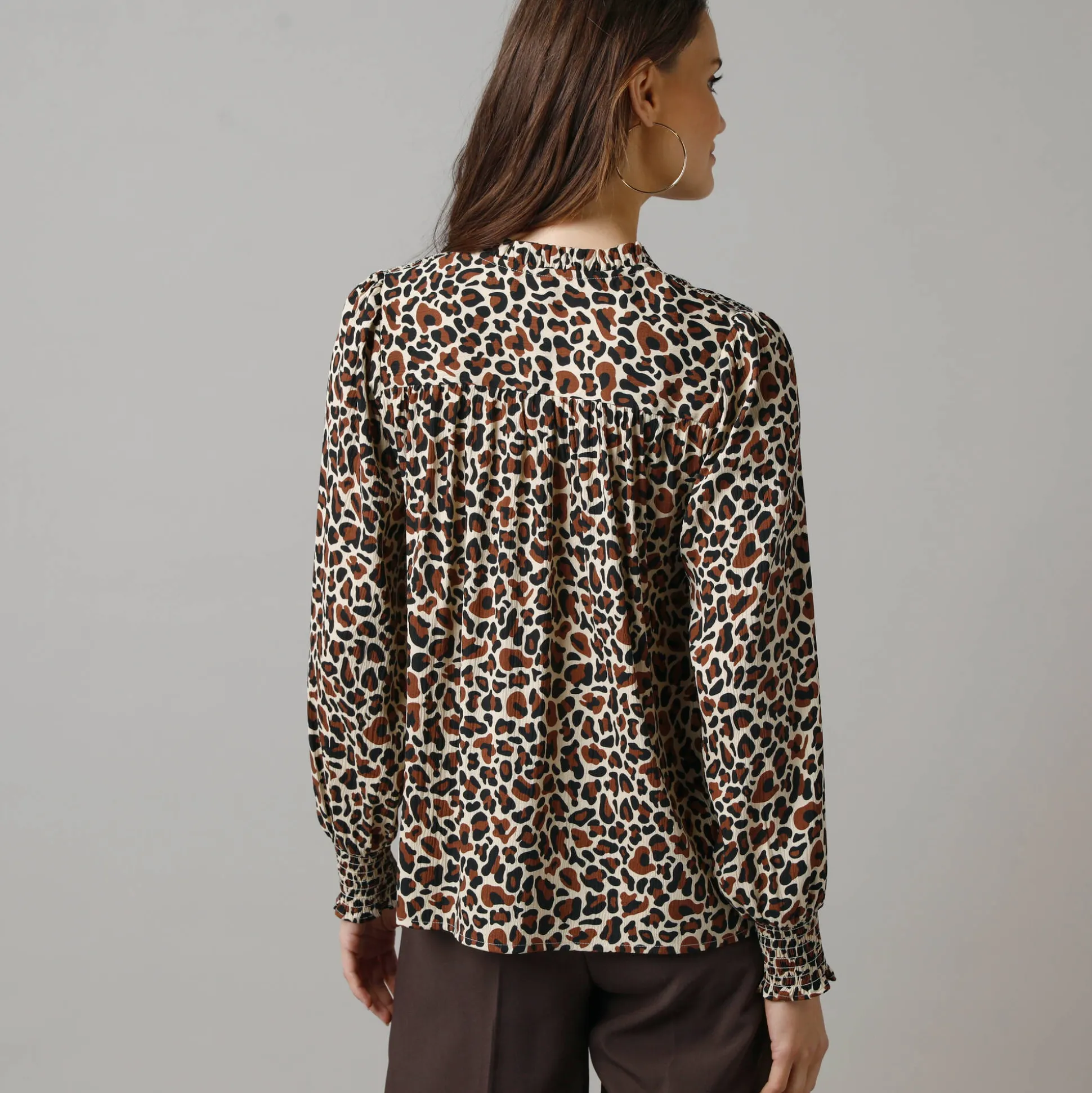 Bloes met luipaardprint, details in smokwerk
