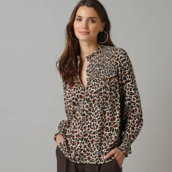 Bloes met luipaardprint, details in smokwerk